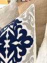 Cojín bordado azul y gris