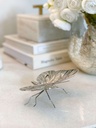 Líbelula y mariposa de metal
