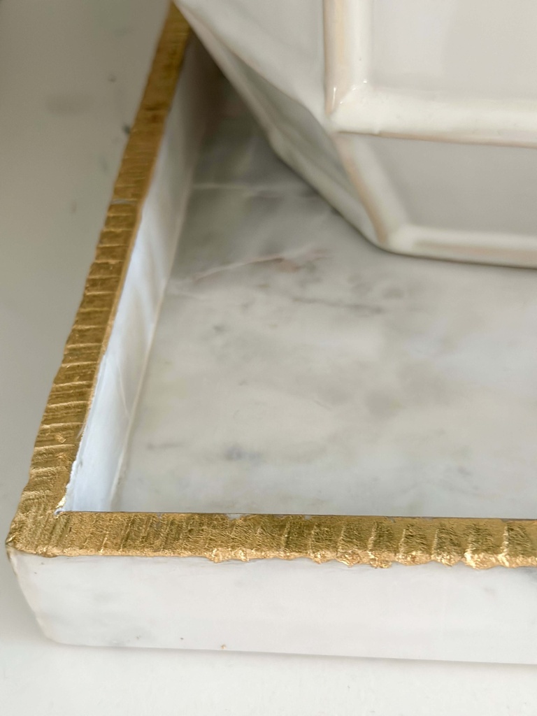 Azafate de mármol rectangular borde rasgado dorado