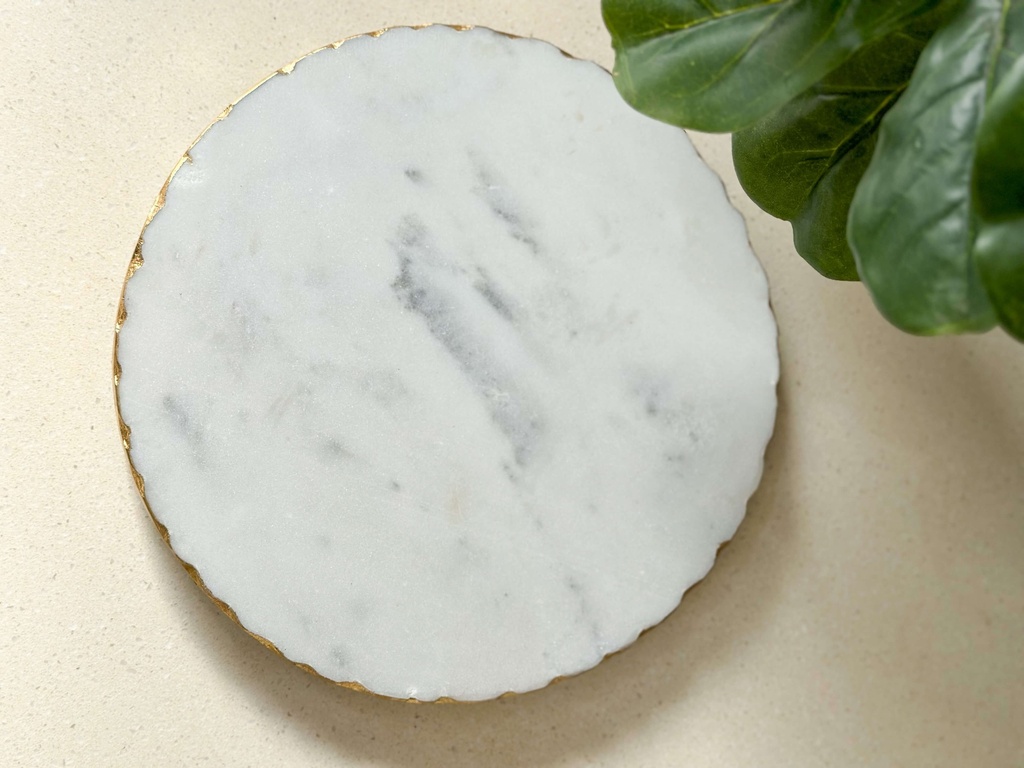Plato de mármol con orilla dorada