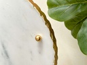 Plato de mármol con orilla dorada