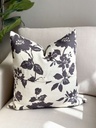 Cojin floreado ivory negro