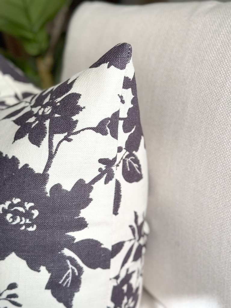 Cojin floreado ivory negro