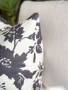 Cojin floreado ivory negro