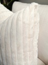 Cojin faux fur tan lineas verticales