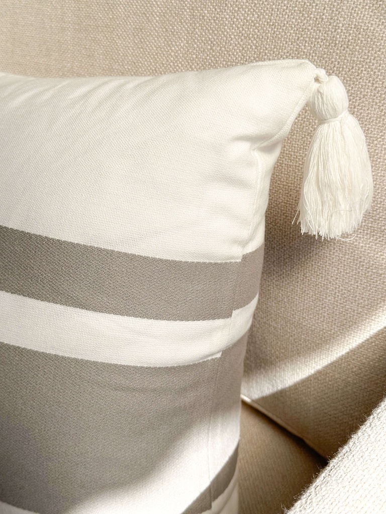 Forro lumbar blanco y gris con tassel
