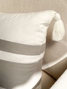 Forro lumbar blanco y gris con tassel