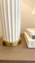 Lampara de ceramica blanca con base dorada