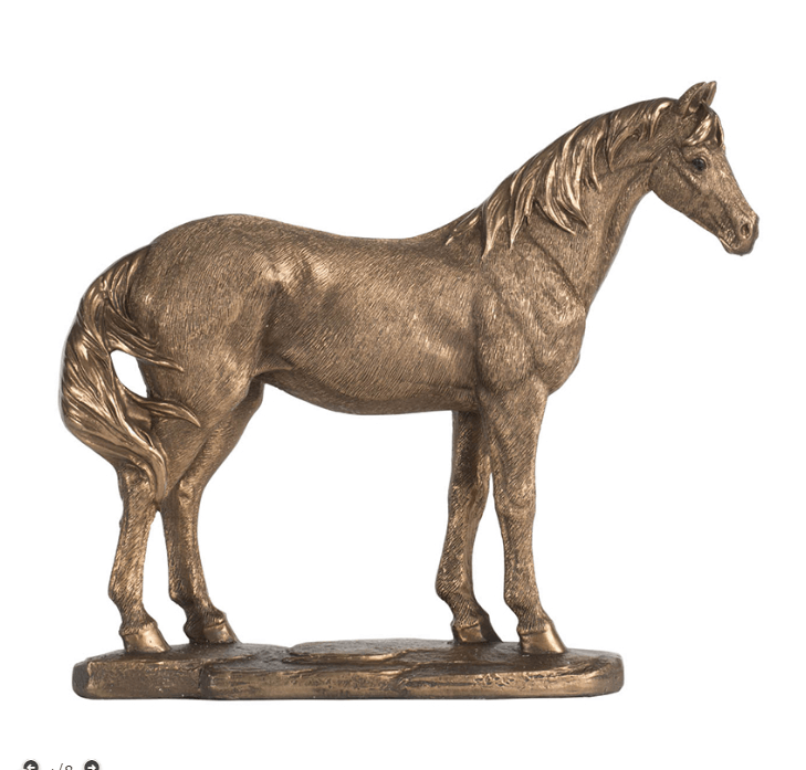 Escultura de caballo castaño