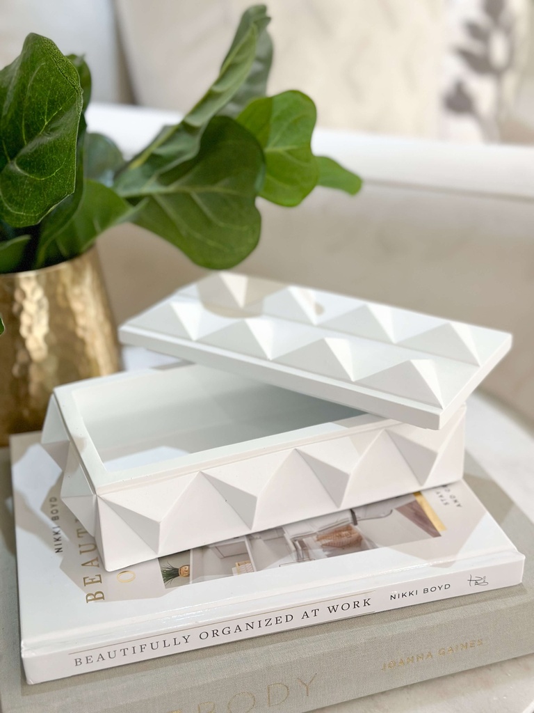 Cajita blanca con triangulos