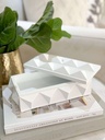 Cajita blanca con triangulos