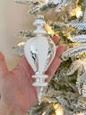 Ornamento alargado blanco y plateado