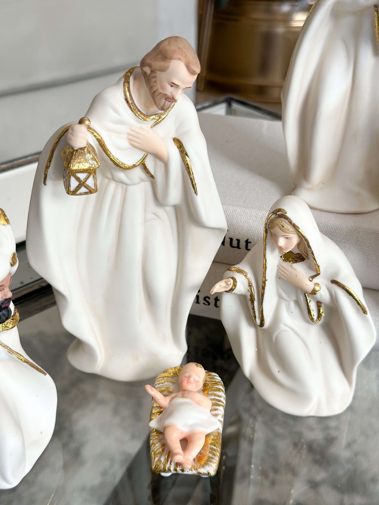 Nacimiento blanco y dorado