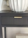 Consola negra moderna