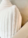 Cojin faux fur blanco lineas
