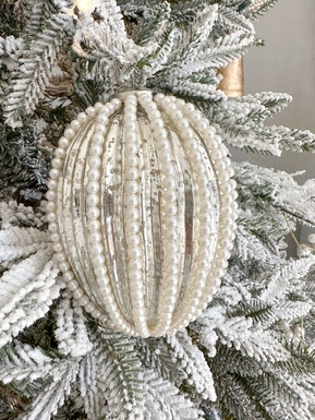 Ornamento ovalado de mercury con perlas